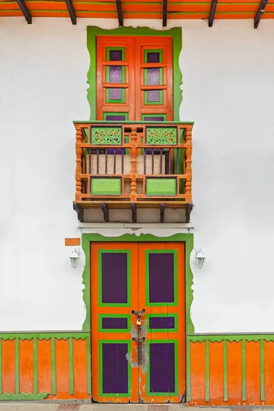 コロンビアの住宅Salento市の美しいファサード 伝統的な家 オレンジ 紫のカラフルなドア — ストック写真