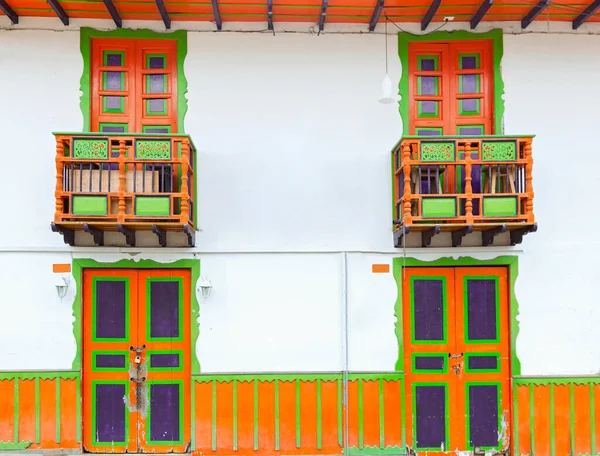 コロンビアの住宅Salento市の美しいファサード 伝統的な家 オレンジ 紫のカラフルなドア — ストック写真