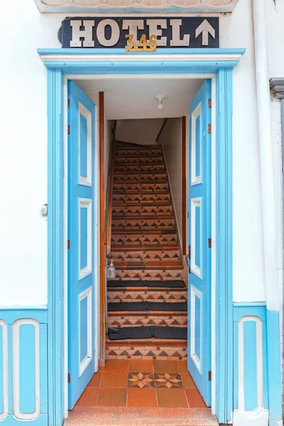哥伦比亚萨莱托市房屋的漂亮立面 传统住房 旅馆五颜六色的门 — 图库照片