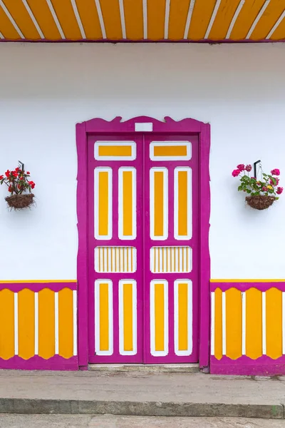 コロンビアの住宅Salento市の美しいファサード 伝統的な家 オレンジ 黄色のカラフルなドア — ストック写真