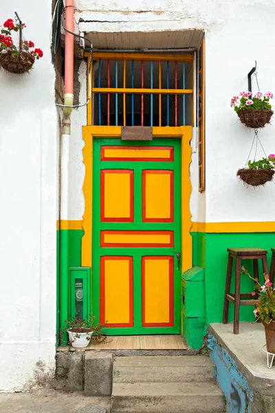 コロンビアの住宅Salento市の美しいファサード 伝統的な家 オレンジ 黄色のカラフルなドア — ストック写真