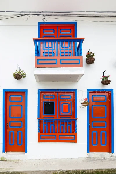 哥伦比亚萨莱托市房屋的漂亮立面 红蓝相间的传统房屋多彩的门 — 图库照片