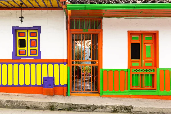 Krásné Fasády Domů Salento City Kolumbii Barevné Dveře Tradičních Domů — Stock fotografie