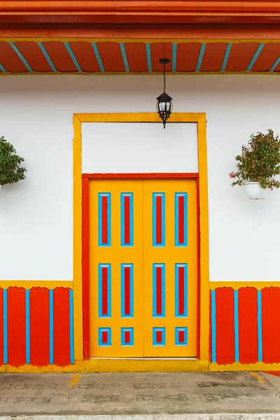 哥伦比亚萨莱托市房屋的漂亮立面 传统房屋五颜六色的门 — 图库照片