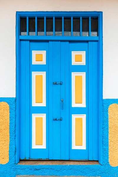 コロンビアの住宅Salento市の美しいファサード 伝統的な家 黄色のカラフルなドア — ストック写真