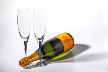 Otantik Fransız Brut Şampanyası, Veuve Clicquot ve iki ince, uzun ve zarif şampanya kadehi. Alkol konsepti. Uppsala. İsveç. 10.03.2021.