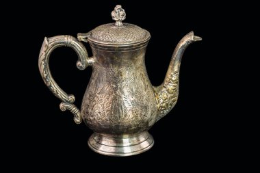 Siyah arkaplanda izole edilmiş gümüş gümüş çatal bıçakların yakın görüntüsü. İsveç.