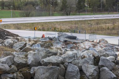 Kayalık arazideki inşaat çalışmalarının yakın görüntüsü. İsveç. 