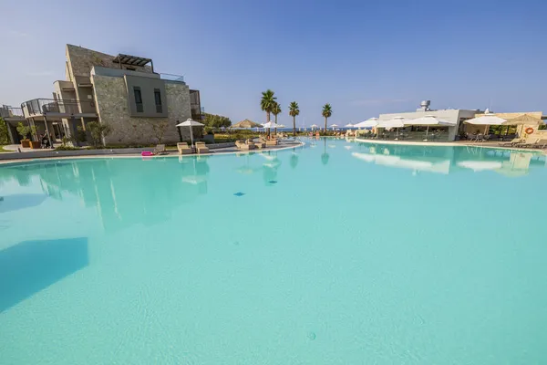 Вигляд Екстер Єру Будівлі Готелю Portes Lithos Luxury Resort Басейном — стокове фото