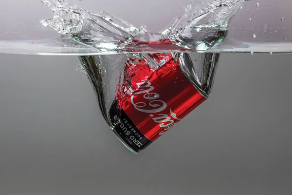 Vista Cerca Lata Cola Coca Cayendo Aislamiento Agua Sobre Fondo — Foto de Stock