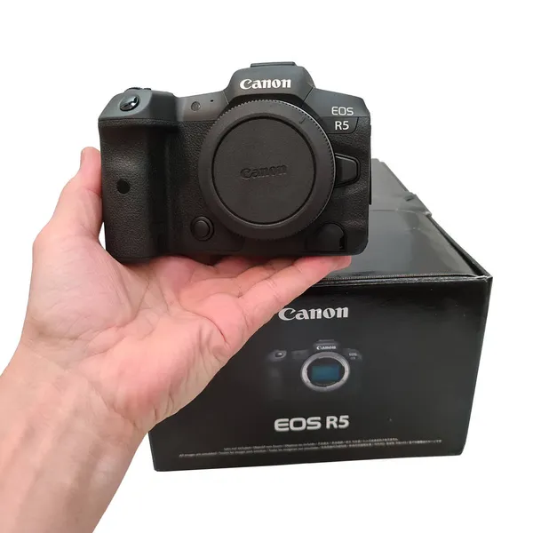 Zamknij Widok Dłoni Trzymając Nową Kamerę Canon Eos Pobliżu Pudełka — Zdjęcie stockowe