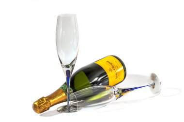 Fransız brut şampanyası, Veuve Clicquot ve beyaz arka planda ince, uzun ve zarif şampanya kadehleri manzarası. Uppsala. İsveç. 10.04.2021.