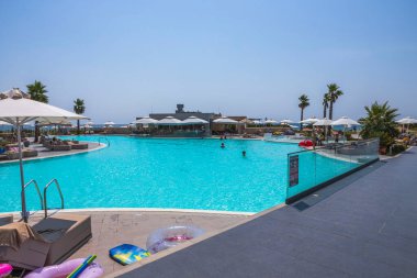 Portes Lithos Lixury Oteli 'nin yüzme havuzlu dış görünüşü. Yunanistan. Nea Potidaea. 03.09.2021.