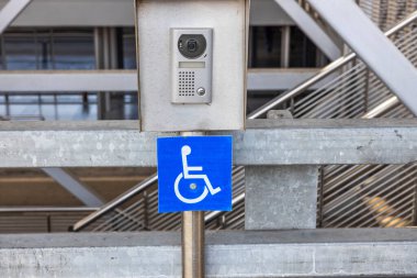 Engelli insanlar için acil durum telefonu gerekli. Yunanistan. 