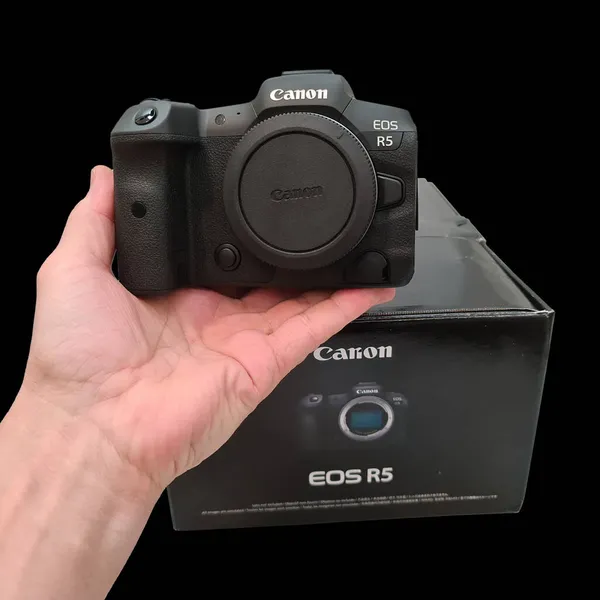 Close Weergave Van Hand Houden Van Nieuwe Canon Eos Camera — Stockfoto