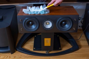 Toz alma anını yakından izle. Ev temizliği konsepti. İsveç. 