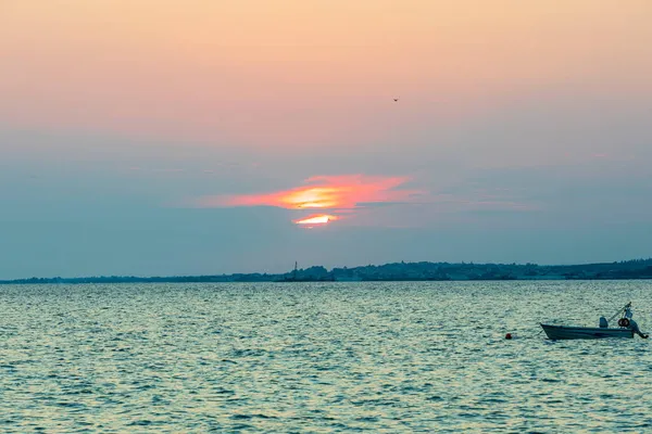 夏日的海上日落景色迷人极了 海空汇合在地平线上 — 图库照片