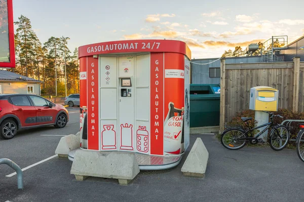 Close Uitzicht Rode Witte Benzine Automaat Gele Brievenbus Parkeerplaats Zweden — Stockfoto