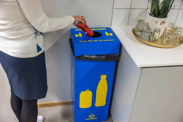 Close Zicht Vrouwelijke Gooien Lege Coca Cola Blik Grote Recycling — Stockfoto