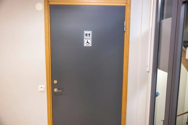 Попереду Сірі Двері Громадського Туалету Знаком Чоловіків Жінок Інвалідів Або — стокове фото