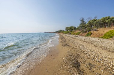 Güzel kumsal ve turkuaz su denizi. Yunanistan. İnanılmaz özgeçmişi var..