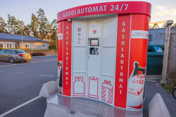 Hermosa Vista Del Autómata Rojo Gas Blanco Aparcamiento Suecia Uppsala — Foto de Stock