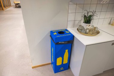 Metal kutular ve plastik şişeler için harika bir geri dönüşüm konteynırı manzarası. İsveç. Enkoping. 10.24.2021.