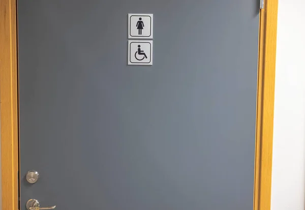 Närbild Grå Dörr Offentlig Toalett Med Skylt För Män Kvinnor — Stockfoto