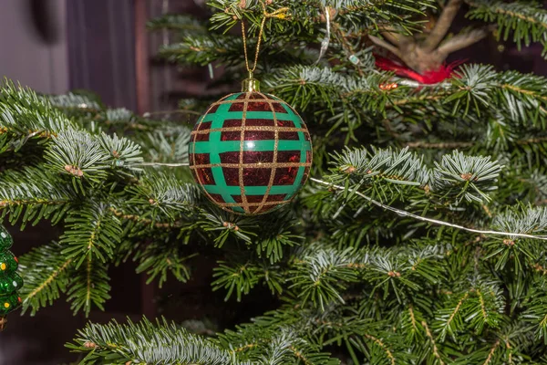 Vista Cerca Coloridas Decoraciones Navideñas Árbol Concepto Vacaciones Navidad Países —  Fotos de Stock