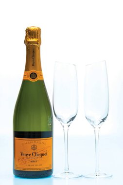 Otantik Fransız Brut Şampanyası, Veuve Clicquot ve iki ince, uzun ve zarif şampanya kadehi manzarası. Uppsala. İsveç. 10.27.2021.
