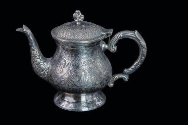 Siyah arkaplanda izole edilmiş gümüş gümüş çatal bıçakların yakın görüntüsü. İsveç.