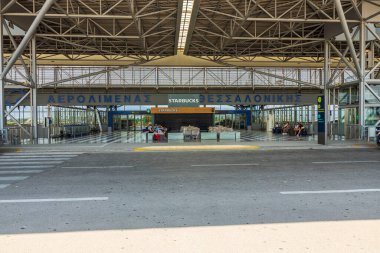 Starbucks Kahve Lokantası 'nın güzel dış görünüşü. Salgın zamanında sandalyeler ve masalar tıka basa dolu. Selanik. Yunanistan. 08.15.2021.