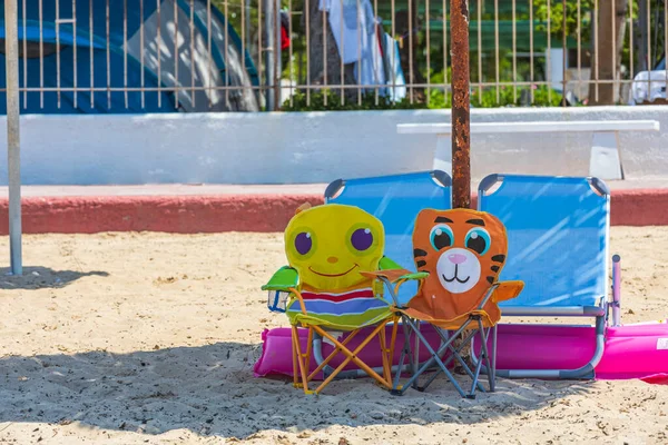 Закройте Вид Два Забавных Шезлонга Детей Пляже Рядом Кемпингом Греция — стоковое фото
