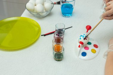 Paskalya için yumurta boyayan çocukların yakın görüntüsü. Tatil konsepti. İsveç. 
