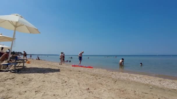 Időeltolódás Gyönyörű Kilátás Nyílik Turistákra Homokos Strandon Napos Nyári Napon — Stock videók