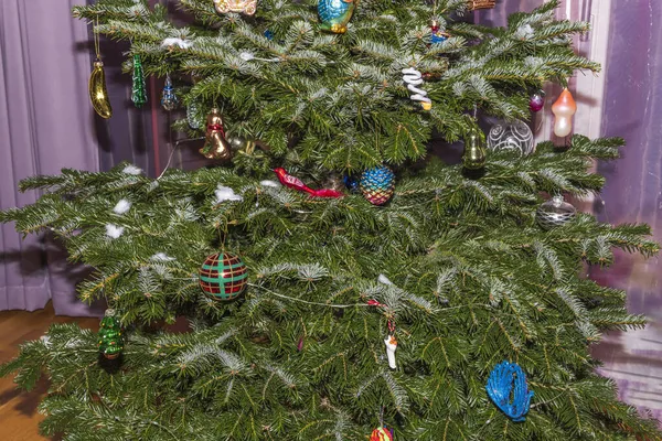 Όμορφη Θέα Πολύχρωμα Χριστουγεννιάτικα Στολίδια Στο Δέντρο Χριστουγεννιάτικες Γιορτές Σουηδία — Φωτογραφία Αρχείου