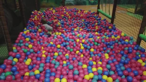 Kind Spelen Het Zwembad Met Plastic Ballen Een Overdekte Speeltuin — Stockvideo