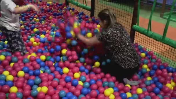 Παιδί Και Ενήλικη Γυναίκα Διασκεδάζουν Στην Εσωτερική Πισίνα Μπάλα Στο — Αρχείο Βίντεο