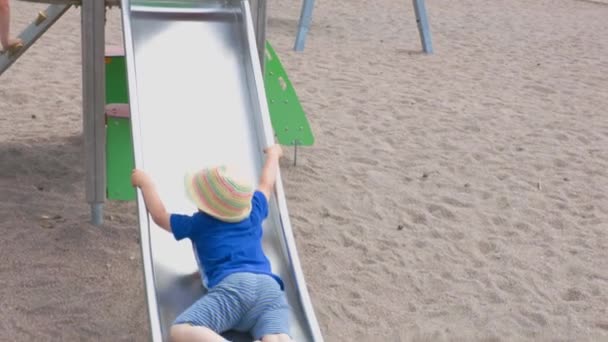 Schöne Ansicht Des Jungen Der Auf Kinderrutsche Park Spielt Schweden — Stockvideo