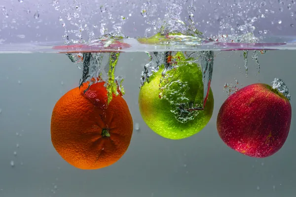 Закрыть Вид Цветные Аппликации Оранжевый Падающий Воду Фоне — стоковое фото