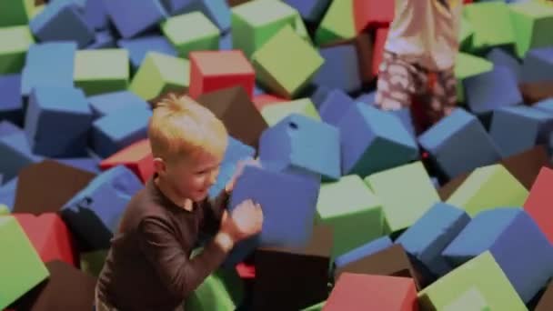 Niños Jugando Piscina Cubos Suaves Centro Actividades Cubiertas Busfabriken Suecia — Vídeos de Stock