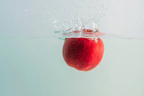 Zavřít Pohled Červená Jablka Padající Vody Pozadí — Stock fotografie