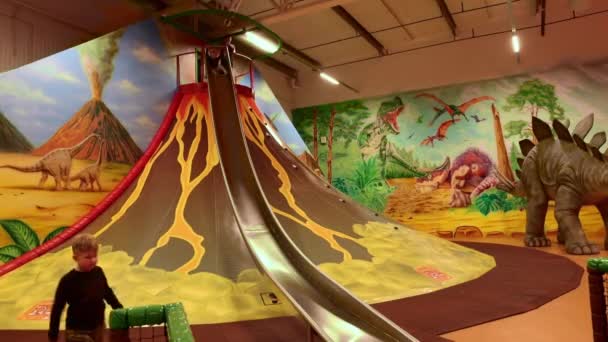 Kinder Haben Spaß Auf Der Rutsche Indoor Spielzentrum Busfabriken Uppsala — Stockvideo