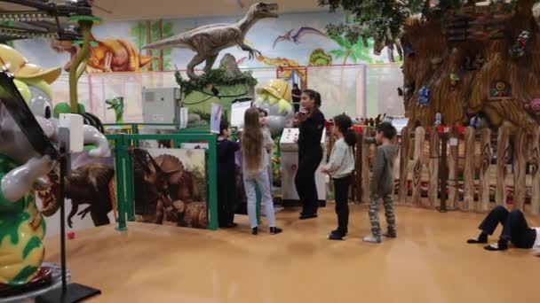 Внутрішній Вигляд Ігрового Центру Діти Черзі Чекають Наступної Поїздки Каруселі — стокове відео