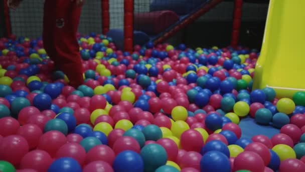 Kind Spielt Pool Mit Plastikbällen Auf Dem Indoor Spielplatz Aktivitätszentrum — Stockvideo