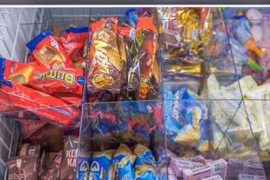 Dondurucunun içinde duran farklı dondurma çeşitlerini yakından izleyin. İsveç. Uppsala. 11.19.2021.