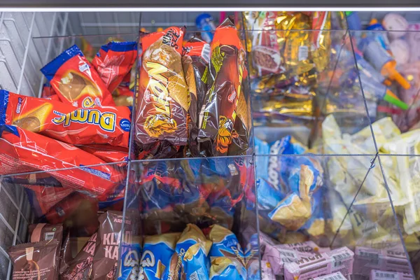 Dondurucunun içinde duran farklı dondurma çeşitlerini yakından izleyin. İsveç. Uppsala. 11.19.2021.