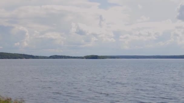 Вид Красивый Природный Ландшафт Озера Прекрасный Летний День Швеция — стоковое видео