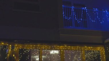 Sıcak bir aralık akşamı, Noel dekore edilmiş konak evinin güzel dış görünüşü. İsveç. Avrupa. 