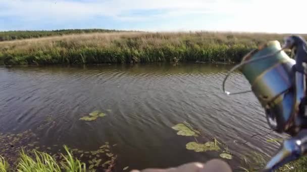 Pescador Girando Pesca Puxando Pique Capturado Terra Dia Quente Outono — Vídeo de Stock